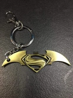 Batman Vs Superman - Metal Keyring — Inacoma -Inacoma ADC86E1A 2C15 47BF 85D4 D4CC53EF4ECB